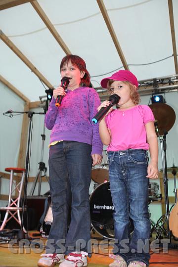 2009.07.04_20.31.17.jpg - Beim Kinderkaraoke, der "KICO-Mania":  Julia Stubauer und Hanna Schlgelhofer singen "Rosa rollt".
