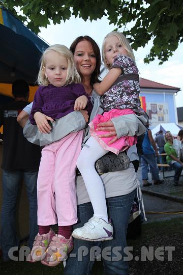 2009.07.04_20.39.26_01.jpg - Johanna Panstingl mit ihren Nichten Elena und Jana.