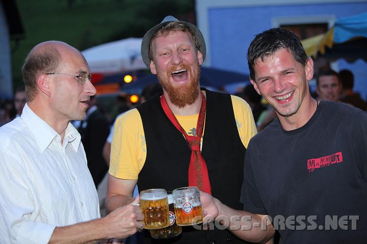 2009.07.04_21.02.40_01.jpg - Toni Lohnecker, Ewald Ortner und Martin Wenger freuen sich auf ihr Bier.