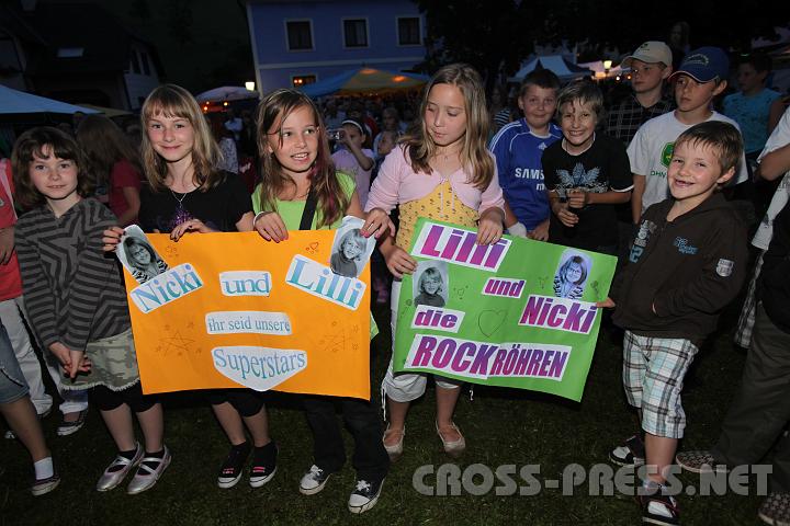 2009.07.04_21.16.24.jpg - Nicola Schnegger und Elisabeth Ritt hatten ihren eigenen Fanclub mitgebracht.