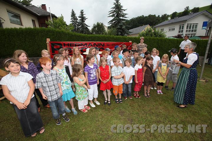 2009.07.05_09.56.11.jpg - Christa Hellemann studierte mit den Kindern der VS Ertl ein eigens getextetes "Fahnenlied" ein.