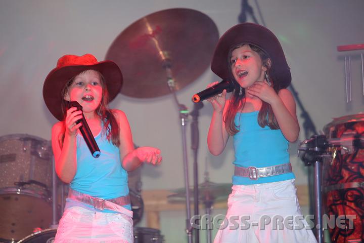 2009.07.04_21.05.48.jpg - Die beiden "Cow-Girls" Nadine Wenger und Melanie Steinbichler sangen beim Kinder-Karaoke "Pferdefieber".