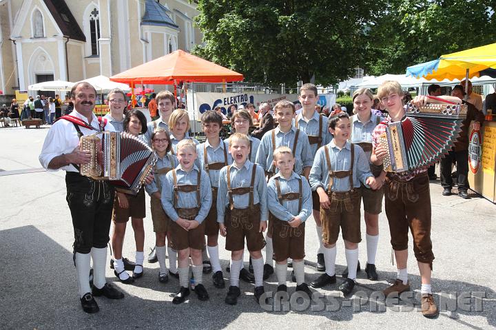 2009.07.05_11.22.21.jpg - "D' jungen Trefflingtaler Schuhplattler" mit Leiter Leopold Edermayr bereicherten am Sonntag das Ertler Dorffest.