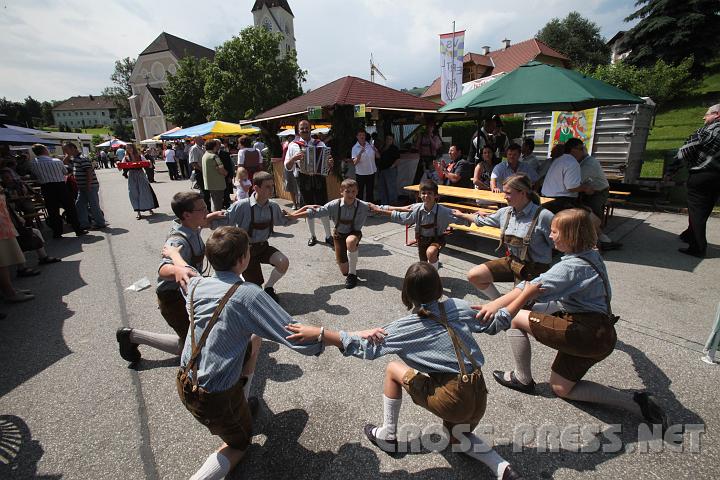2009.07.05_11.29.51.jpg - "D' jungen Trefflingtaler Schuhplattler" mit Leiter Leopold Edermayr in action beim Ertler Dorffest.