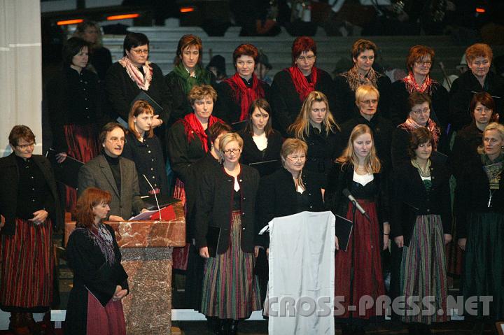 2008.12.13_16.04.17.JPG - Herbert Pauli und der Chor Haag whrend des "Prologs".