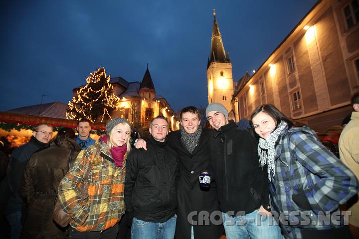 2009.12.13_16.38.37.jpg - Auch die Haager Jugendlichen finden den Adventmarkt cool: Claudia, Christian, Florian, Benjamin und Lisa beim Bummeln.