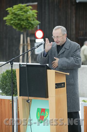 2008.09.21_11.33.50.JPG - Pfarrer Thaddus Gornicki segnet den neugestalteten Dorfplatz.