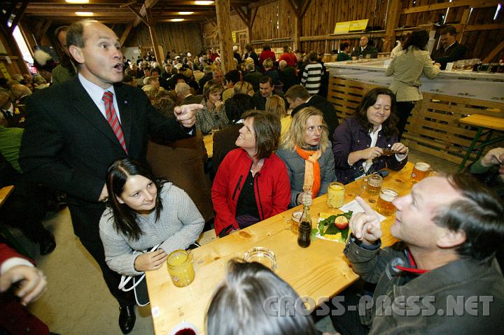 2008.09.21_12.08.35.JPG - Shaking hands beim Pfarrfest: LR Sobotka gibt sich die Ehre...