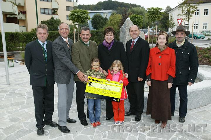 2008.09.21_11.55.49.JPG - Der Natursteinbrunnen wurde vom rtlichen Steinmetzmeister Bernhard Wimmer erbaut. An seiner Finanzierung war das rtliche Bankinstitut mageblich beteiligt. V.l.n.r: Vizebgm. Rudolf Graf, Dir. Ernst Mayer (Raika-Geschftsleiter), Bgm. Manfred Schimpl, LAbg. Michaela Hinterholzer, LR Mag. Wolfgang Sobotka, Gabriele und Bernhard Wimmer (Steinmetzmeister).