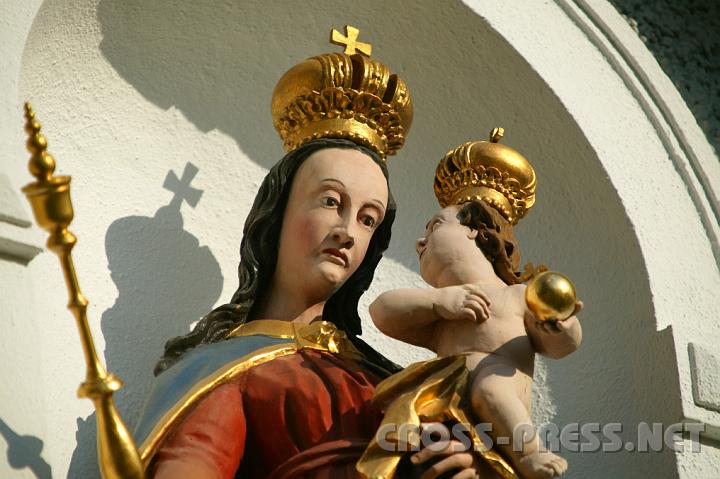 2008.07.15_18.38.08.JPG - Die Madonna als Patronin des Bildungshauses.  Statue in der Fassadennische.