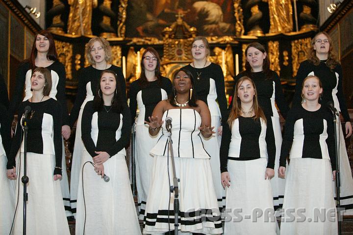 2008.12.07_17.14.52.JPG - Smiley und die "Queens of Gospel".   Optisch schwarz-weiß, akustisch bunt und lebensfroh.