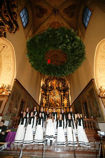 2008.12.07_17.18.13.JPG - Ein Adventkonzert, das die Besucher in der vollen Stiftskirche singen und tanzen lie.