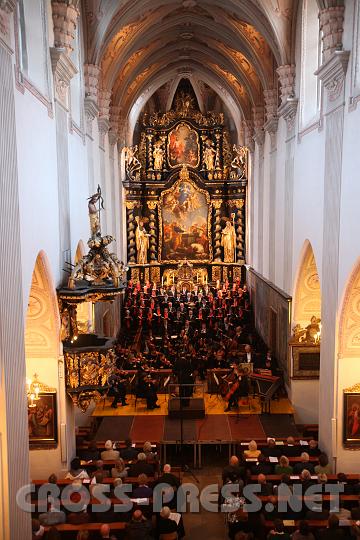 2009.10.04_16.45.57.jpg - Eindrucksvoll fgen sich Chor und Orchester in den monumentalen Kirchenraum.