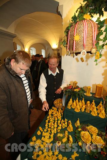 2009.12.13_11.58.12.jpg - Imker Josef Wallner aus St.Peter hat in der Vorweihnachtszeit viel zu tun: der unvergleichliche Duft von Christbaumschmuck und Kerzen aus Bienenwachs sind der Lohn dafr.
