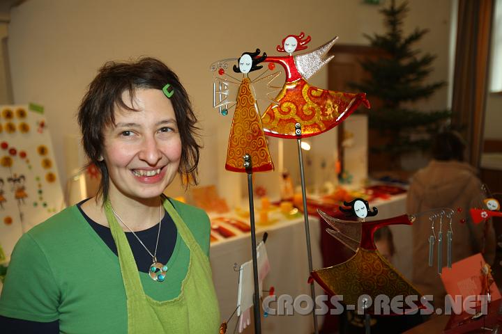 2009.12.13_12.11.17.jpg - Eva Lobmayr darf mit ihren bunten, originellen Engel-Kreationen aus dem eigenen Glasatelier bei so einer Gelegenheit natrlich nicht fehlen.