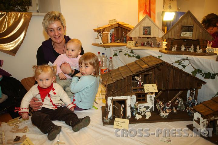 2009.12.13_18.01.28_01.jpg - Elli Seisenbacher mit ihren Enkeltchtern Lea, Laura und Marie vor den Krippen ihres Gatten (Opas) Konrad.