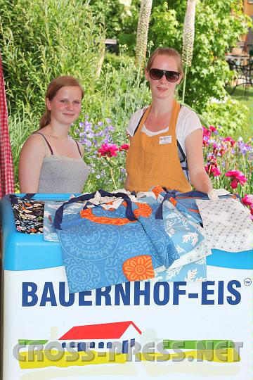 2010.06.11_16.06.28.jpg - Neben Eis vom Bauernhof zur Abkhlung, verkauften die jungen Damen selbstgenhte Taschen fr den Garten.  :)