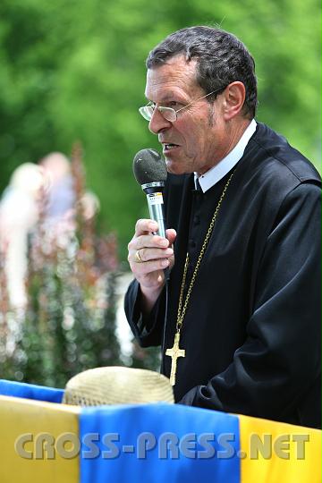 2010.06.11_13.25.00.jpg - Abt Berthold begrüßt die Vertreter des öffentlichen Lebens und alle Aussteller, Mitarbeiter und Organisatoren der "Gartentage".