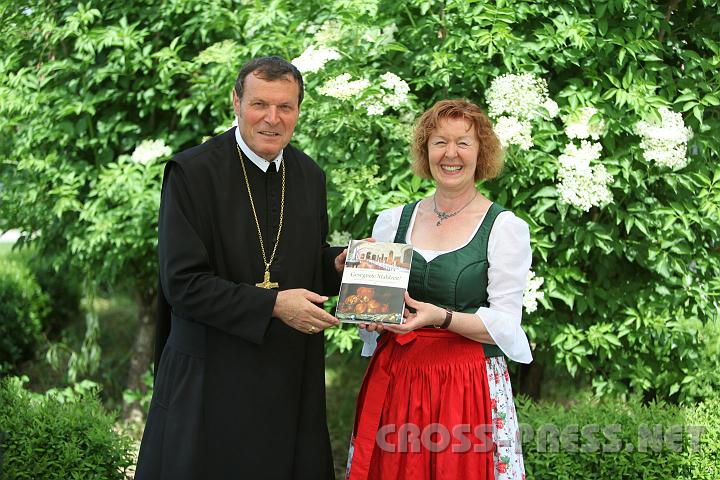 2010.06.11_14.29.41.jpg - Abt Berthold Heigl und Irmengard M. Hofmann präsentieren gemeinsam ihr Buch "Gesegnete Mahlzeit" vor einem prächtigen Holunderbusch, dessen Blüte als Nachspeise unter den Kloster-Rezepten öfters vorkommt.