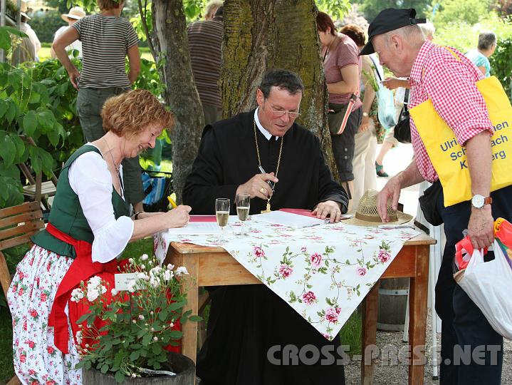 2010.06.11_15.16.49.jpg - Abt Berthold Heigl und Autorin Irmengard Hofmann bei der offiziellen Signierstunde.