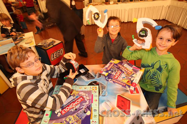 2011.11.24_18.46.14.jpg - Fritz, Alexander und Erich spielen "Monopoly".