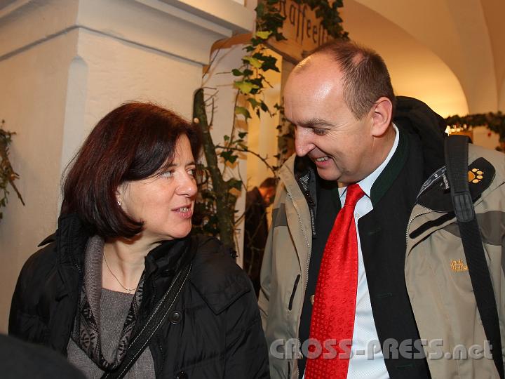2011.12.10_12.06.25.jpg - Albert Bucar, Leiter der Wirtschaftskanzlei des Stifts, mit Gattin Gabi.