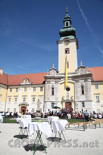 2012.04.27_14.29.58.jpg - Der Stiftshof lag während der Ausstellungseröffnung im strahlenden Frühlingssonnenschein.
