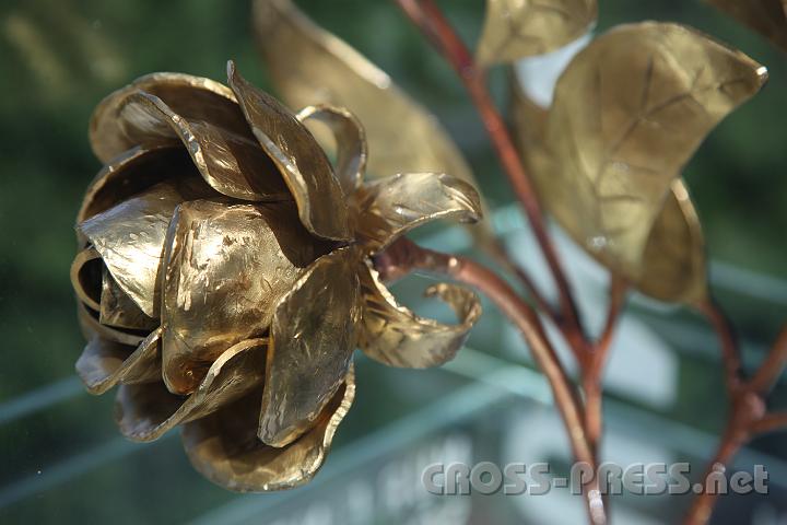 2012.06.21_09.54.07.jpg - Die eiserne Rose wurde von Sakralkünstler Pius Frank aus Nöchling gestaltet und ist vergoldet.
