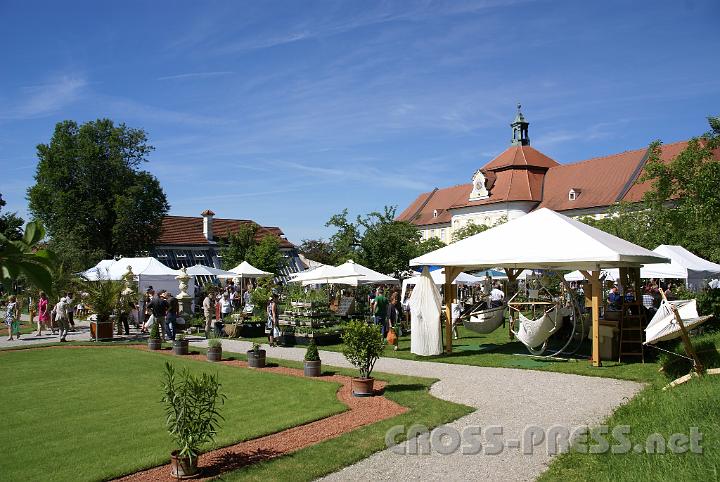 2012.07.05_13.36.21.jpg - Hofgarten mit Ausstellungszelten, das Stift im Hintergrund.
