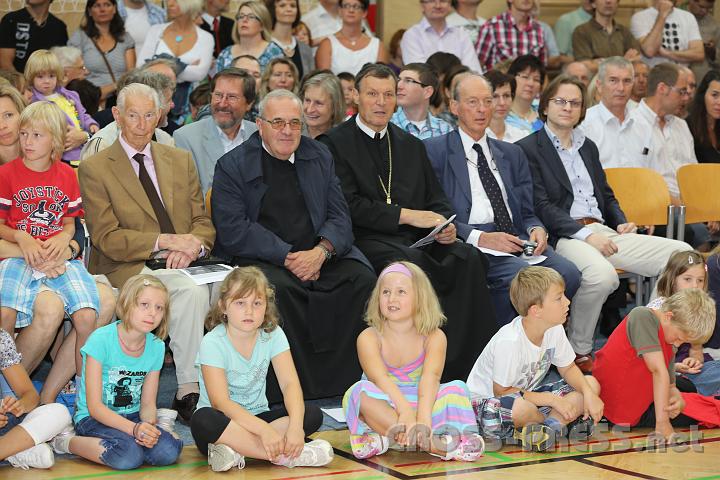 2012.06.23_09.23.21.jpg - Pfarrer P.Michael Prinz und Abt Berthold Heigl mit Altseitenstettnern und kleinen Geschwistern der Gymnasiasten, die ganz vorne sitzen durften.
