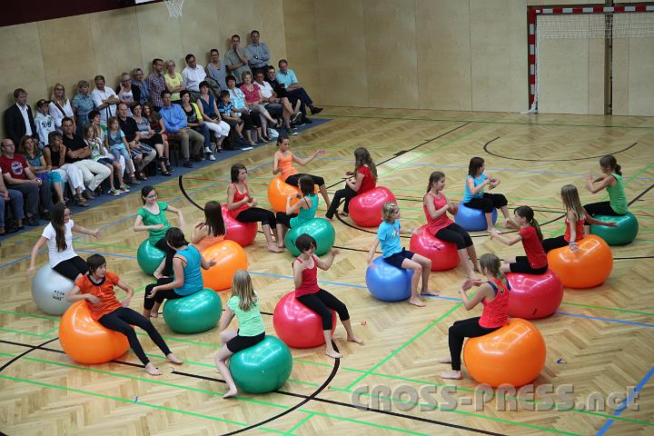 2012.06.23_10.15.17.jpg - Die Zweitklässler bei ihrer "Pezziball"-Vorführung.
