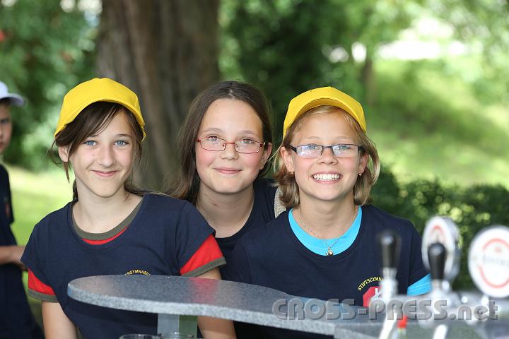 2012.06.23_12.52.40.jpg - Timi, Verena und Resi gehen gern ins Stiftsgymnasium und haben viel Spaß an diesem Festtag.