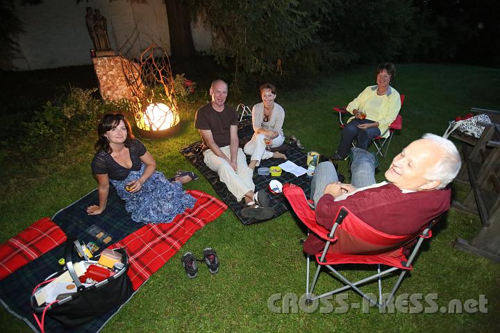 2012.08.02_21.02.43.jpg - Picknick  in der "Kapelle im Freien" vor der heiligen Familie.