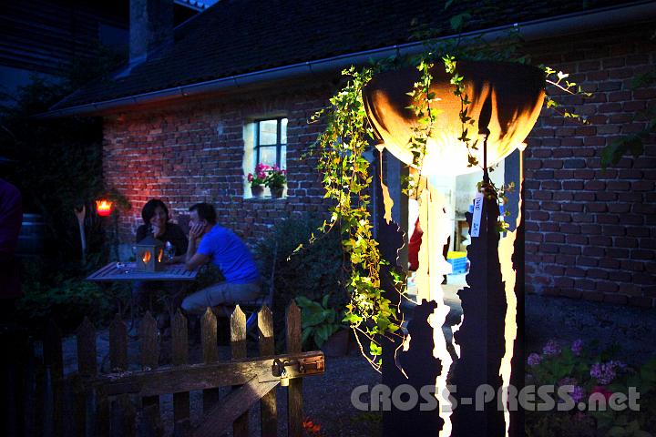 2012.08.02_21.08.29.jpg - Romantisches Abendessen zu zweit mit passender Beleuchtung beim Knusperhäuschen, das als Dörrhaus verwendet wird.