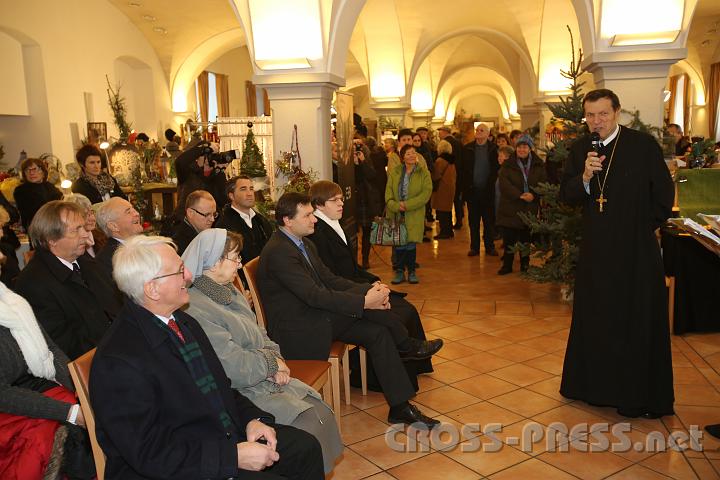 2012.12.14_14.23.11_01.jpg - Bürgermeister Franz Deinhofer und Vizebürgermeister Otto Sagmeister (links) amüsieren sich über Abt Bertholds humorvolle Ansprache.