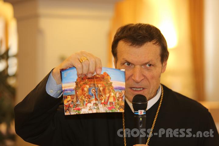 2012.12.14_14.29.16.jpg - Abt Berthold zeigt die heurige Weihnachtskarte des Stiftes mit der Krippe.