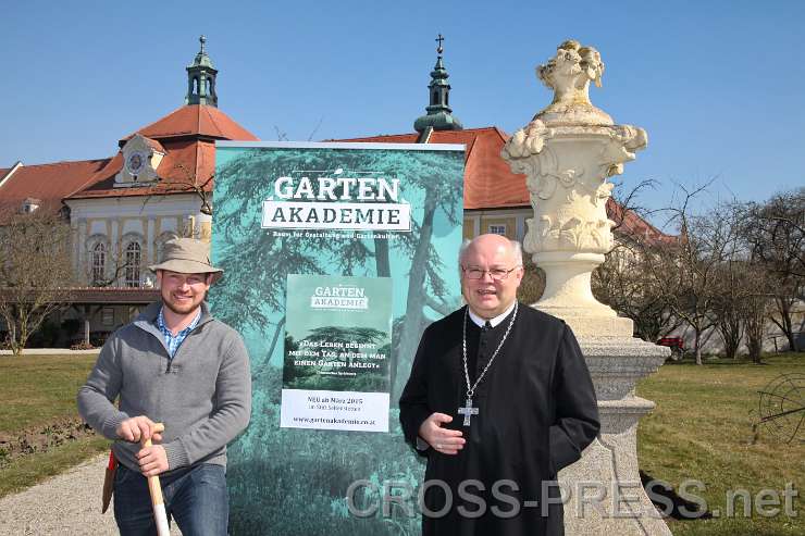 2015.03.19_11.20.17_79.JPG - Stefan Kastenhofer und Abt Petrus Pilsinger warten geduldig, bis alle Journalisten ihre Bilder geknipst haben.