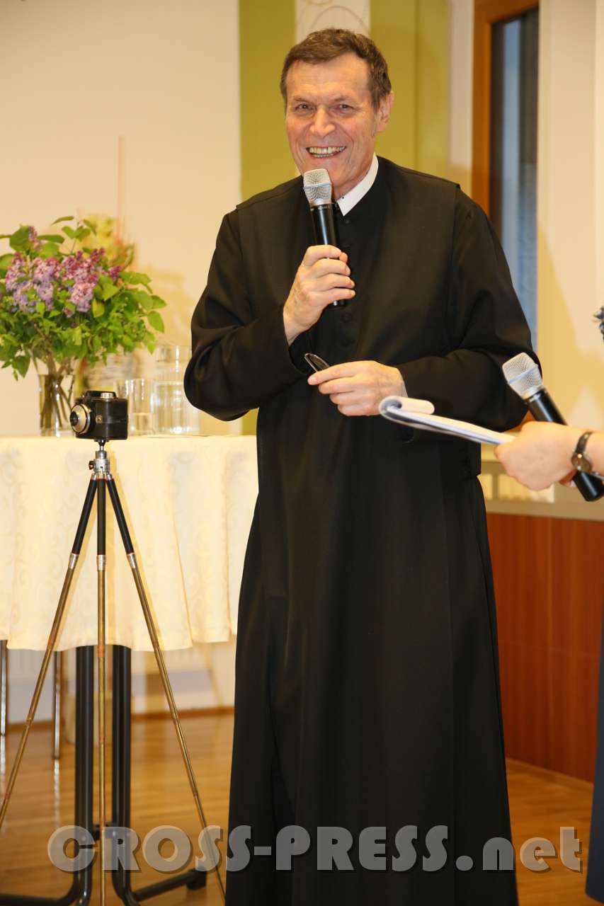 2017.05.04_20.27.06.jpg - Neben Abt emeritus Berthold steht seine erste Kamera.