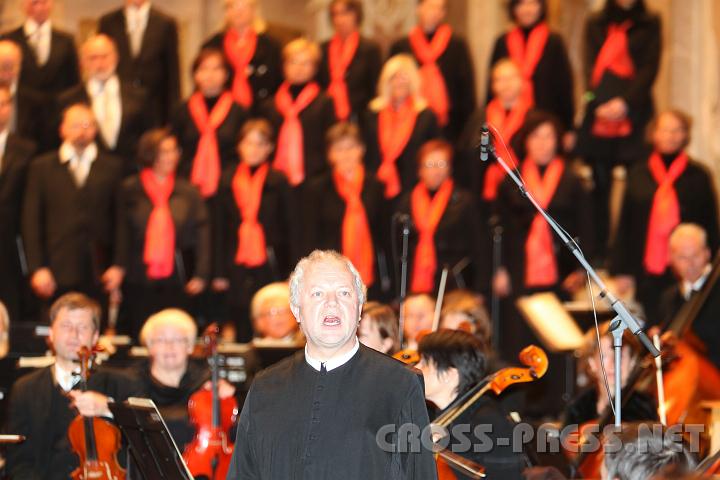 2010.10.09_19.40.42.jpg - Gastgeber Pfarrer P.Franz Hrmann sprach einleitende Worte in "Requiem" und "Gloria" und begrte die Anwesenden.
