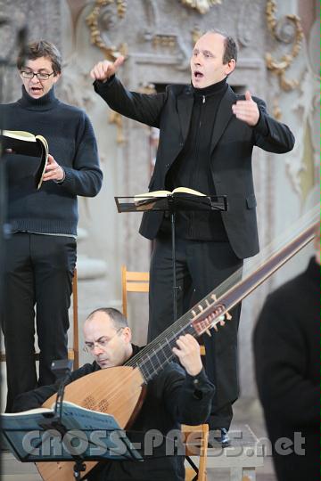 2011.04.10_17.30.03.jpg - Michal Kucharko dirigiert das "Pandolfis Consort Wien".