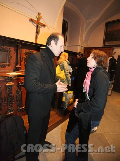 2011.04.10_19.20.45.jpg - Die Sakristei diente als Künstlergarderobe. Links: Michal Kucharko, neben seiner Rolle als Sänger auch verantwortlich für Bearbeitung und Leitung.
