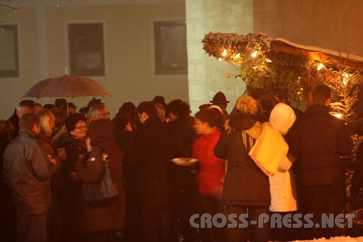 2009.12.12_21.20.30.jpg - Nach dem Konzert der obligate und temperaturbedingt dringend ntige Glhmost auf dem Kirchplatz.