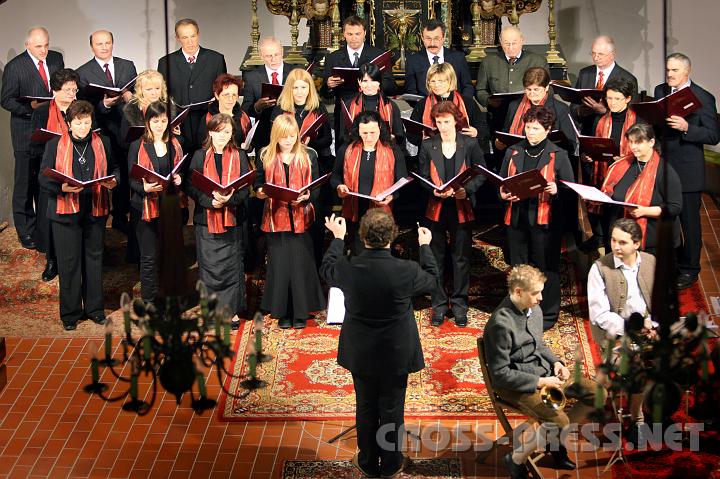 2009.12.12_20.17.52.jpg - Sehr przise leitete Christian Schmidbauer seinen Chor beim "Konzert zur Entspannung und Besinnung" in der Pfarrkirche.