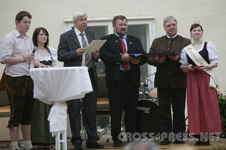 2008.04.20_13.27.15.JPG - Die Moderatoren Carmen Kronschachner und Franz Monschein von der LJ (links), Bgm. Mag. Johann Heuras, Josef Aigner, Bezirksbauernratsobmann von St. Peter, und Ing. Gerhard Altrichter, Direktor der Landw. Fachschule Giehbl und "Mostprinzessin" Martina Wimmer bei der Verleihung der Mostgtesiegel.