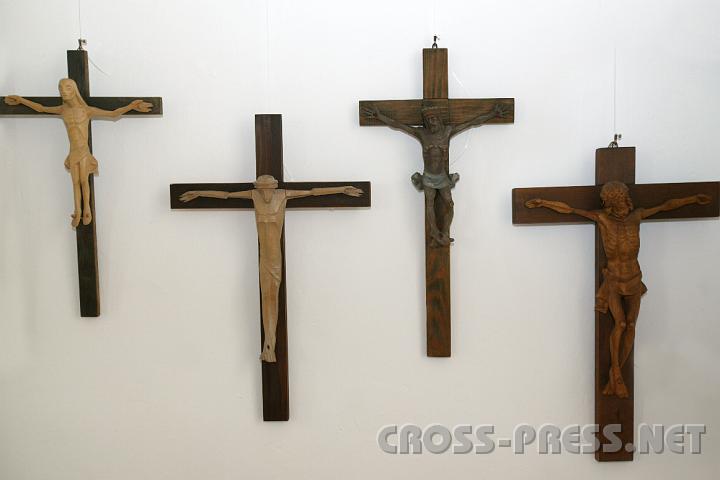 2008.06.08_10.54.01.JPG - An die 300 Kruzifixe und andere Holzplastiken schuf Kunibert Zinner.