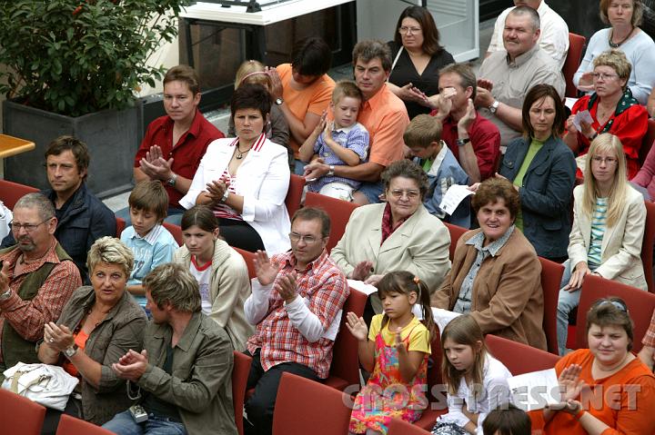 2008.06.08_10.17.35.JPG - Das Publikum geniet das Konzert am Sonntagmorgen.