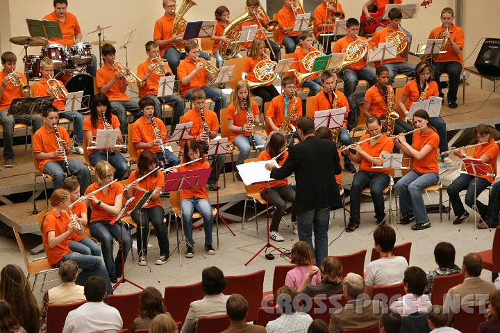 2008.06.08_10.22.09.JPG - "Musik im Ort" begann als "Musik im Schloss".  ;)  Das Jugendblasorchester unter der Leitung von Musikschulleiter Ewald Huber.