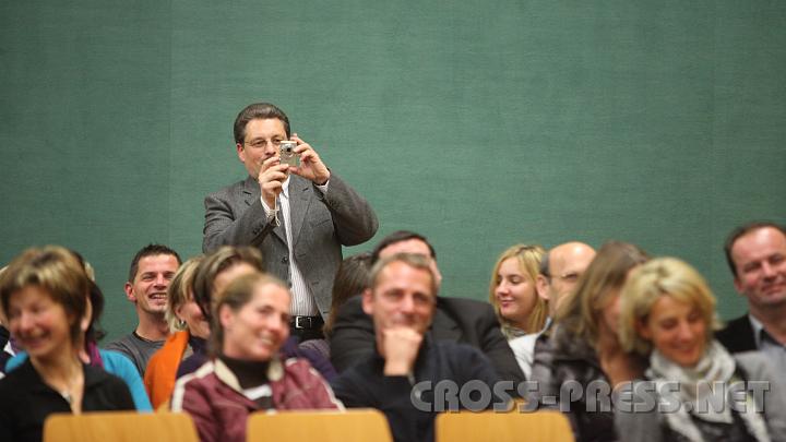 2009.10.21_20.12.27.jpg - HS Direktor Erich Greiner dokumentiert den Vortragsabend.