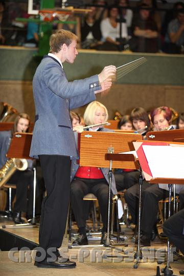 2009.10.25_20.37.07.jpg - Robert Wieser, der junge schwungvolle MV-Kapellmeister, studiert am Bruckner Konservatorium in Linz.