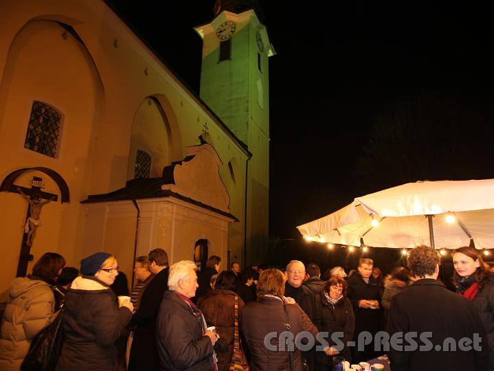 2011.12.04_21.45.17.jpg - Gemütlicher Ausklang eines "stimmigen" Adventsonntags vor der St. Peterer Pfarrkirche.